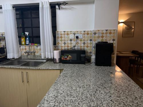 Spacious 2BR Near Two Rivers Mall in รูอากา