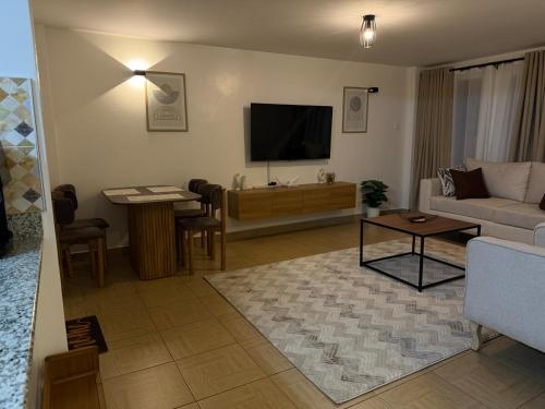 Spacious 2BR Near Two Rivers Mall in รูอากา