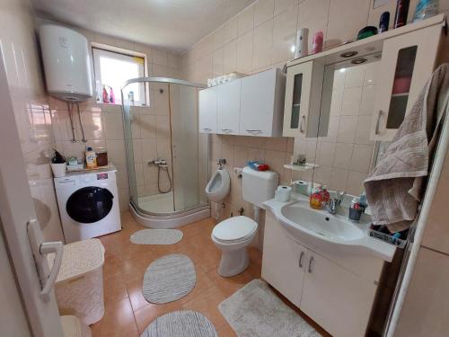 ห้องน้ำ, Ariana Guest House in พริซเซ่น