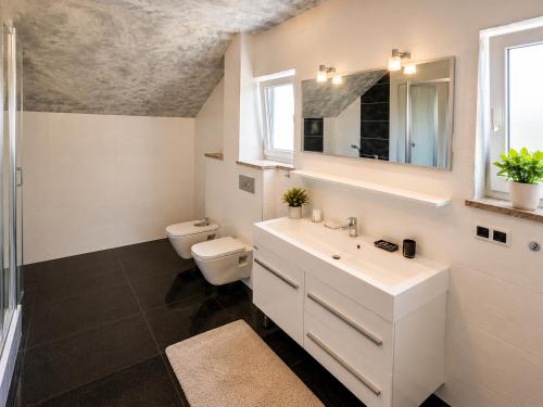Ванна кімната, Grabovica Sobe-Blue Lake Luxury Rooms in Лівно