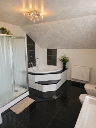 Blue Lake Luxury Accommodation - image 38