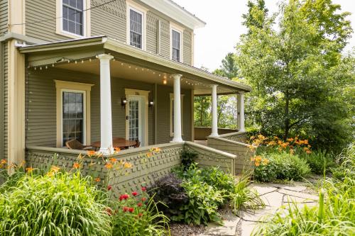 Rõdu/terrass, La Promenade, Heritage Home in Mansonville (QC)
