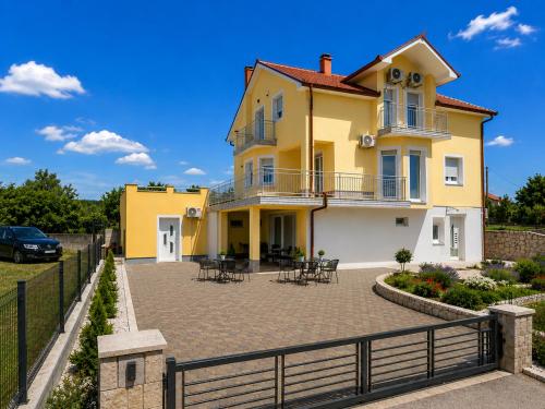 Зовнішній вигляд готелю, Grabovica Sobe-Blue Lake Luxury Rooms in Лівно