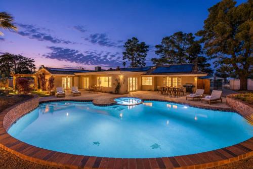 Vegas Mansion: Pool, Spa, Sauna, Theatre, By STRIP, Las Vegas