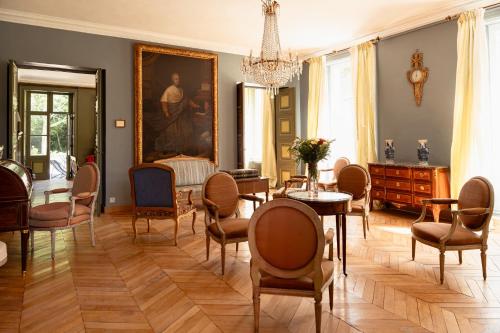 Château de Goville (Chateau de Goville) in Ле Брель-ен-Бессон