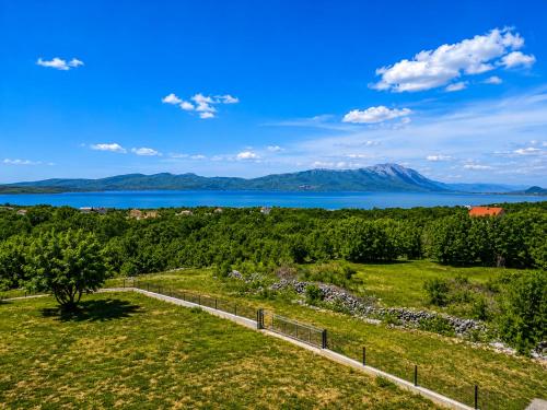 Навколишнє середовище, Grabovica Sobe-Blue Lake Luxury Rooms in Лівно