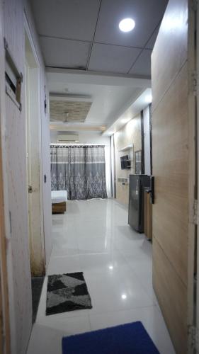 Arista Stays I Large Private Studio in Gaur City Center I Self Check-In I Near Noida Sector 62 & Delhi NCR - image 4