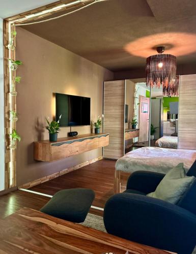 Alpen-Apartment mit Garten, Bergblick, Pool und E-Ladestation