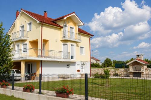 Зовнішній вигляд готелю, Grabovica Sobe-Blue Lake Luxury Rooms in Лівно