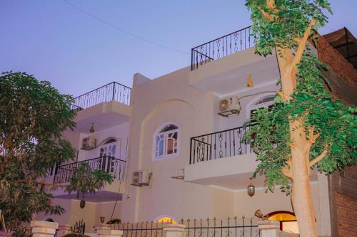 Villa Abo Ishak – khách sạn tại Al Bairat