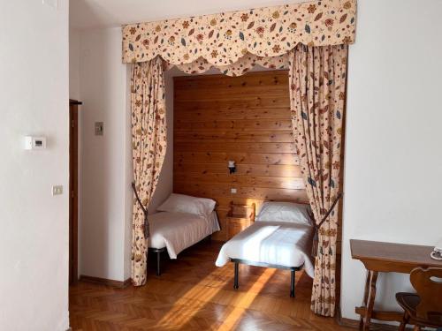 1 queen bed, 2 twin beds