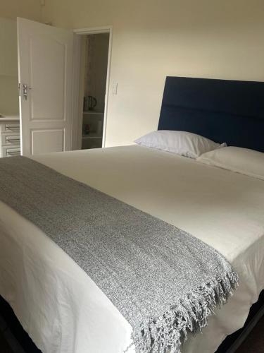 Dee's 2 BR guest flat in Ladybrand in Leidibrandas