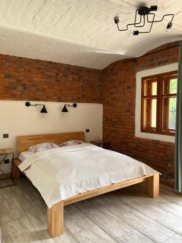 1 queen bed, 3 twin beds