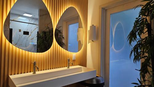 Bathroom, Victory House in Canoga Park