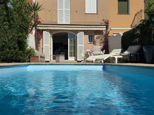 Villa Nieva, maison de pêcheur avec piscine privée et son bateau