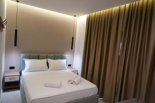 1 queen bed, 1 twin bed