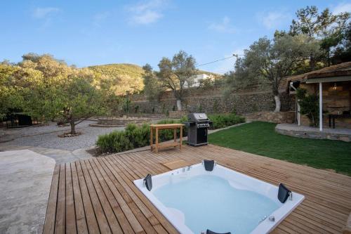 Isolated, Luxurious Stay, Olivinn Yalı Mansion in Yaliciflik