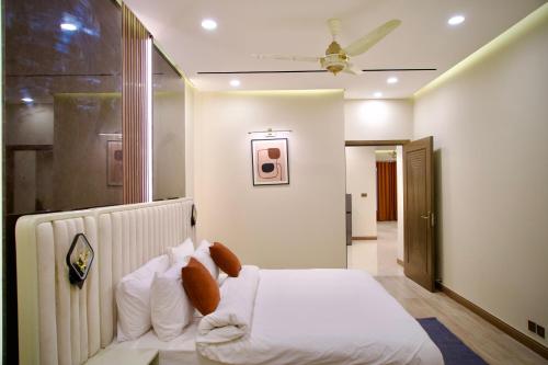 Zeta Mall Luxury Apartments by Wall Street Rooftop Pool Access - image 7