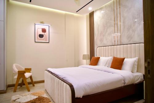 Zeta Mall Luxury Apartments by Wall Street Rooftop Pool Access - image 12