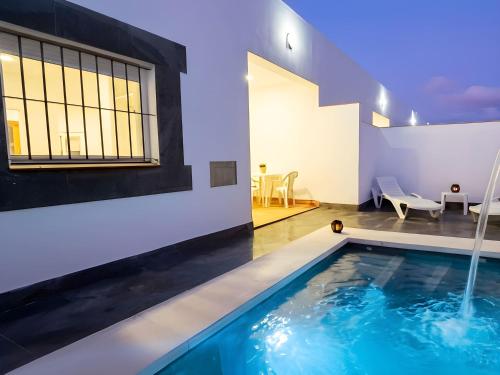 Apartamento con terraza aire acondicionado piscina con chorros