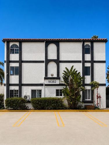 Exterior view, Kiwi Inn - Huntington Beach in Newland