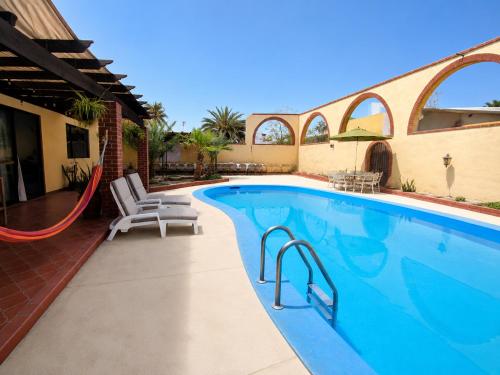 Casa familiar con alberca privada, loft y garage