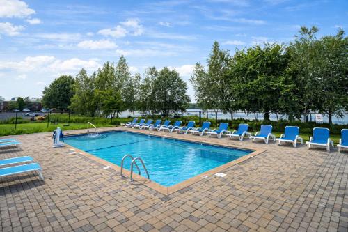 مسبح, لايك سايد إن (Lakeside Inn) in ويكفيلد