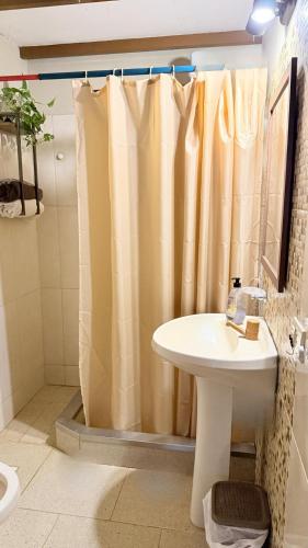 Bathroom, Studio Jael Rivera in Ypané