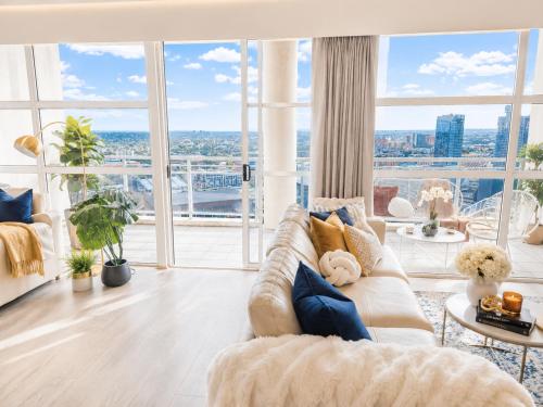 Lvl 32 Sub-Penthouse with Harbour Views - image 9