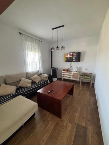 Koplietošanas atpūtas telpa ar TV, El Mirador de Espadan in Ain