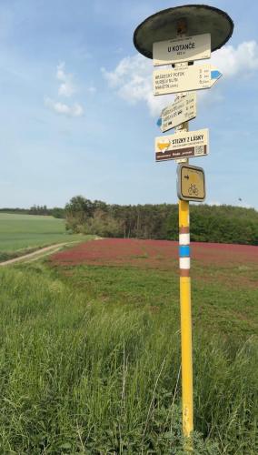 Ümbrus, Maringotka na kopečku (Maringotka na kopecku) in Manetin