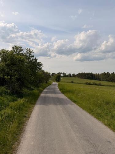 Ümbrus, Maringotka na kopečku (Maringotka na kopecku) in Manetin