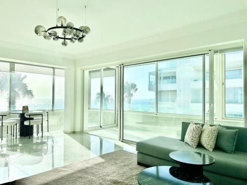 Ocean-Front 2 Bedrooms Flat - Pool & Garden Access – khách sạn tại Mnar