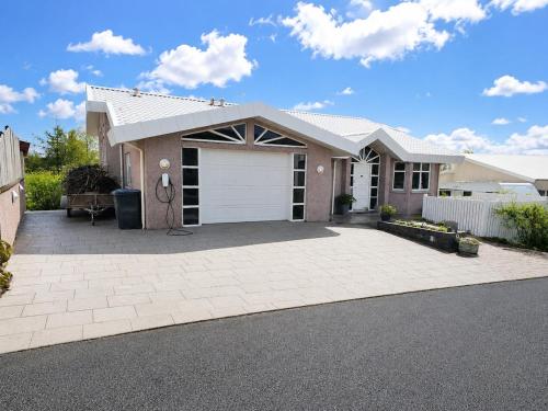 Bright Spacious Home in Reykjavik – khách sạn tại Foldir / Hús