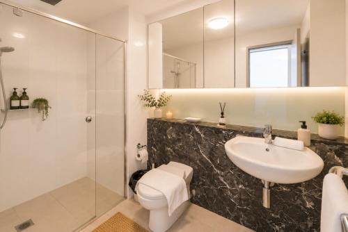 Spacious CBD Apartment Walk to Darling Harbour - image 13