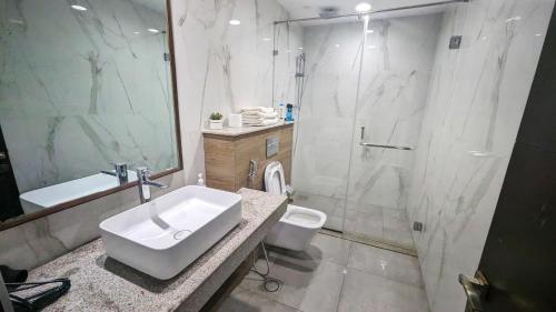 Goldcrest Mall & Residency Serviced Apartments by Alvis Suite - image 9