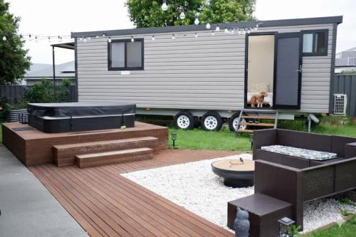Havenly Stay A Tiny Home Central Location with Firepit & Spa