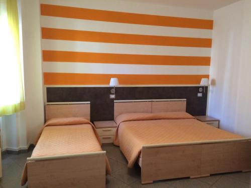 1 queen bed, 1 twin bed