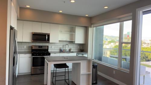 Luxury 2 bdrm Hollywood sign view