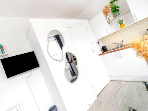 West Kensington Modern Couple Retreat - image 6