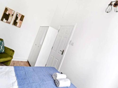Modern 1BR Apartment in Greater London - image 7
