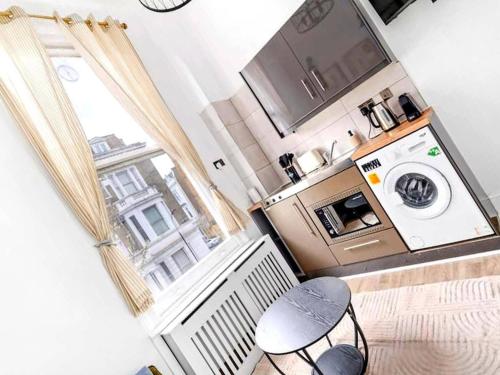 Modern 1BR Apartment in Greater London - image 5