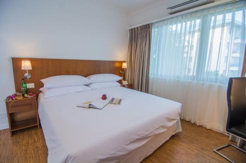 Premier One-Bedroom Apartment image 2