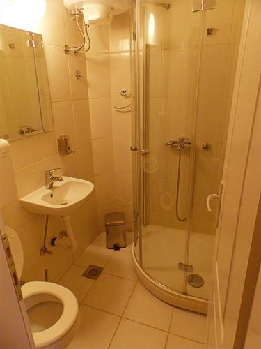 Hostel Kavala in เซมุน