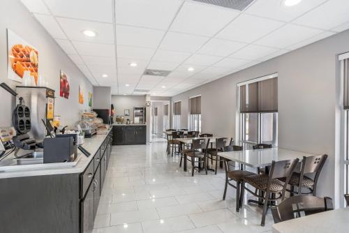 Food and beverages, Quality Inn & Suites near Panama City Beach in Panama City (FL)