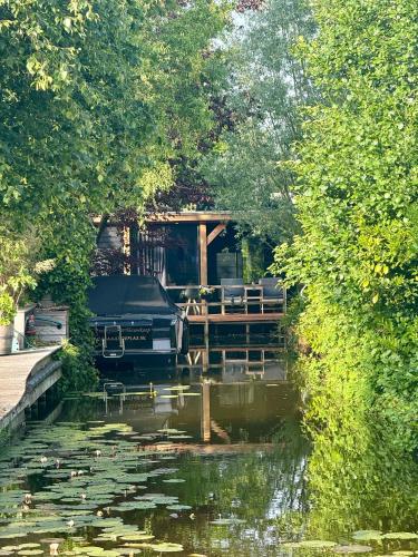  Casa aan de Plas, B&B met sauna en hottub of jacuzzi in 2421 BC Nieuwkoop