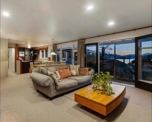 Wakatipu LAKEVIEW Garden Retreat in Frankton