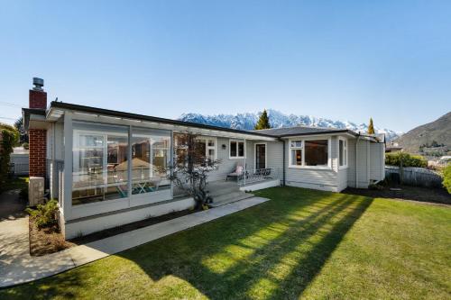 Wakatipu LAKEVIEW Garden Retreat in Frankton
