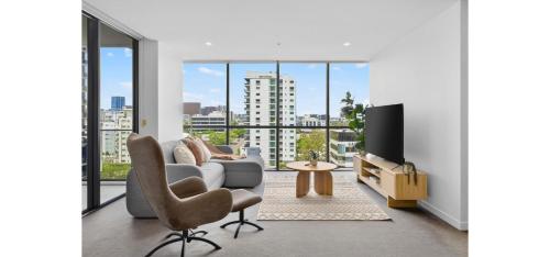 Luxe 2Bd with City Views Sleeps 6 Pool Balcony Car Park Walk To Suncorp