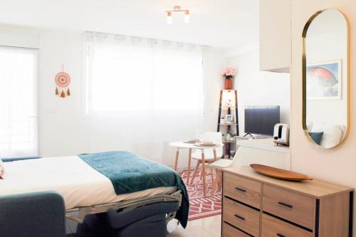 New studio with balcony near Gallieni metro in Bagnolet